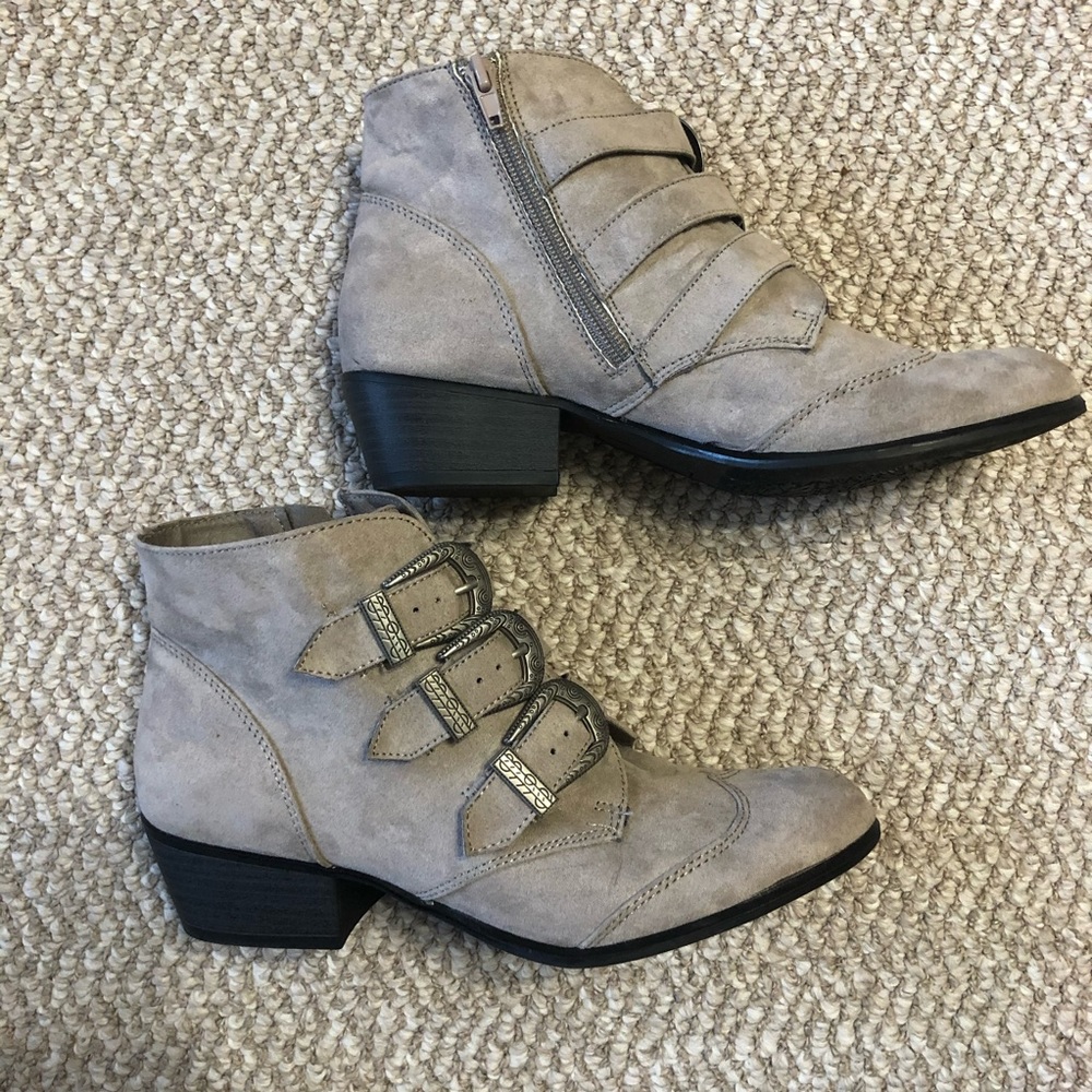 Buckle detail gray booties